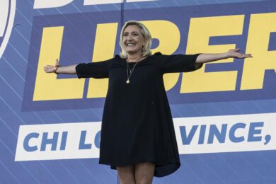 Le Pen fuori dalla corsa all’Eliseo prima del tempo, ecco che cosa rischia dopo la condanna a 5 anni di reclusione
