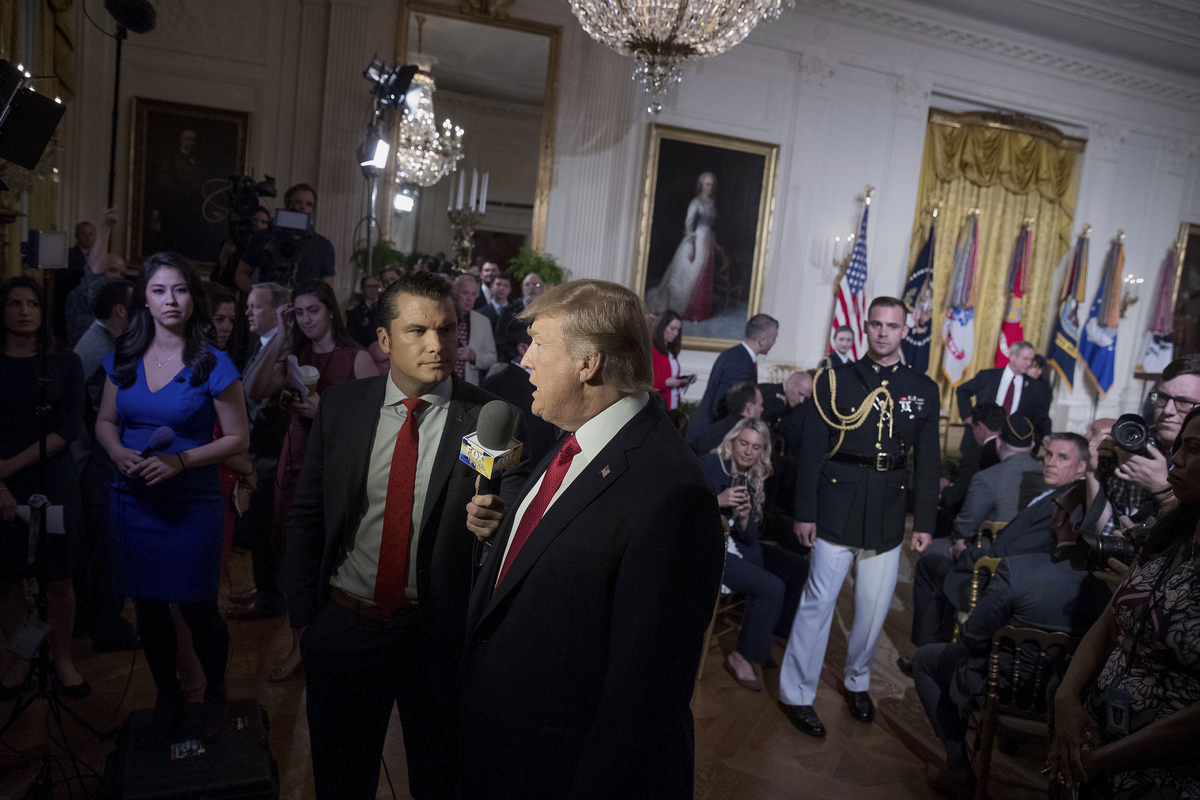 Trump affida il Pentagono a un conduttore tv. Pete Hegseth, il 44enne alle prime armi. I repubblicani: “Ma chi è?”