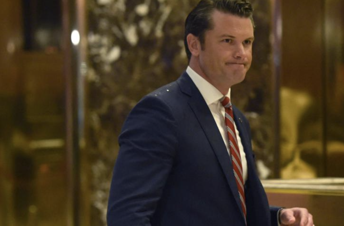 Trump affida il Pentagono a un conduttore tv. Pete Hegseth, il 44enne alle prime armi. I repubblicani: “Ma chi è?”