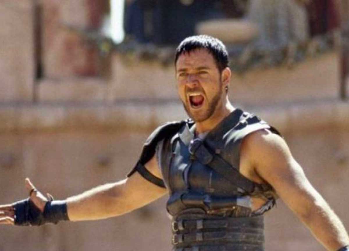 Roma, turisti giocheranno a fare gladiatori nel Colosseo: un coro di critiche feroci contro l’idea di Airbnb: “Una vergogna la Capitale come sala giochi”
