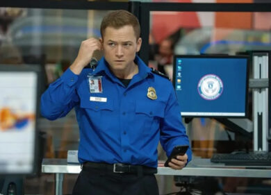 Carry-On: Il trailer del thriller natalizio su Netflix con Taron Egerton