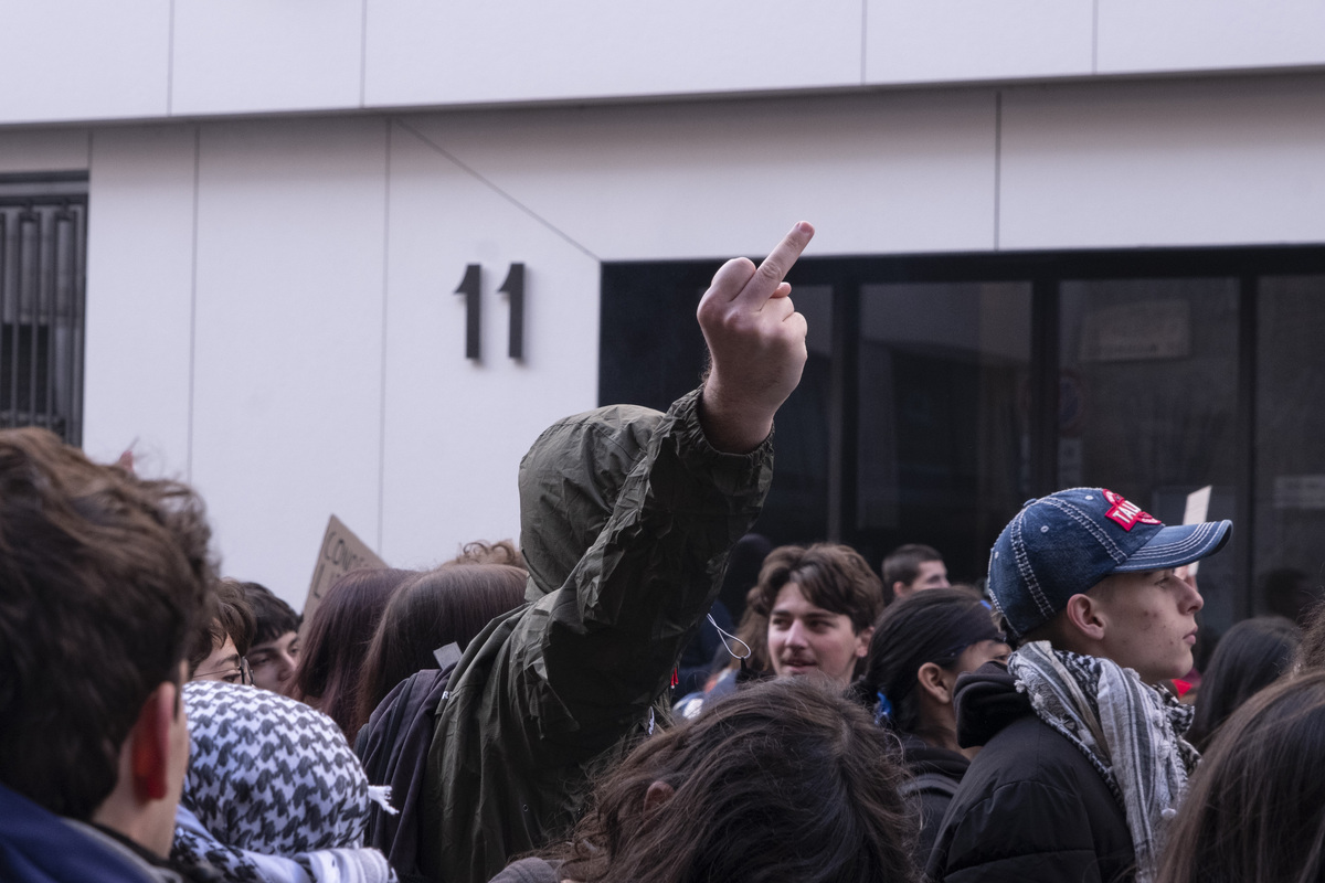 Scuola, No Meloni Day: protesta degli studenti in tutta Italia. 15 poliziotti feriti, a Torino bruciato fantoccio col volto di Valditara Scuola, No Meloni Day: protesta degli studenti in tutta Italia. 15 poliziotti feriti, a Torino bruciato fantoccio col volto di Valditara