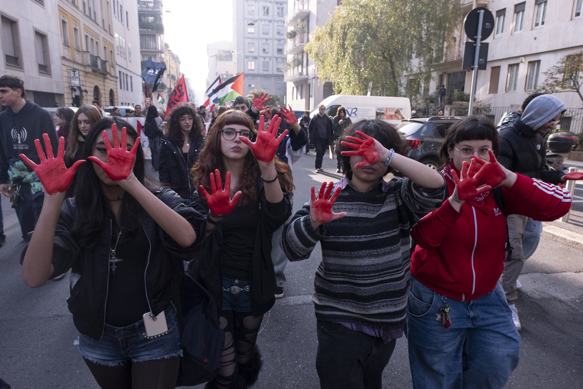 Scuola, No Meloni Day: protesta degli studenti in tutta Italia. 15 poliziotti feriti, a Torino bruciato fantoccio col volto di Valditara Scuola, No Meloni Day: protesta degli studenti in tutta Italia. 15 poliziotti feriti, a Torino bruciato fantoccio col volto di Valditara