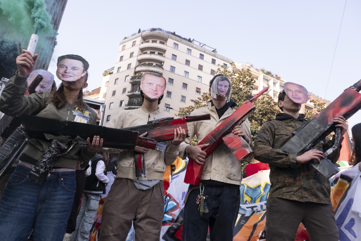 Scuola, No Meloni Day: protesta degli studenti in tutta Italia. 15 poliziotti feriti, a Torino bruciato fantoccio col volto di Valditara Scuola, No Meloni Day: protesta degli studenti in tutta Italia. 15 poliziotti feriti, a Torino bruciato fantoccio col volto di Valditara