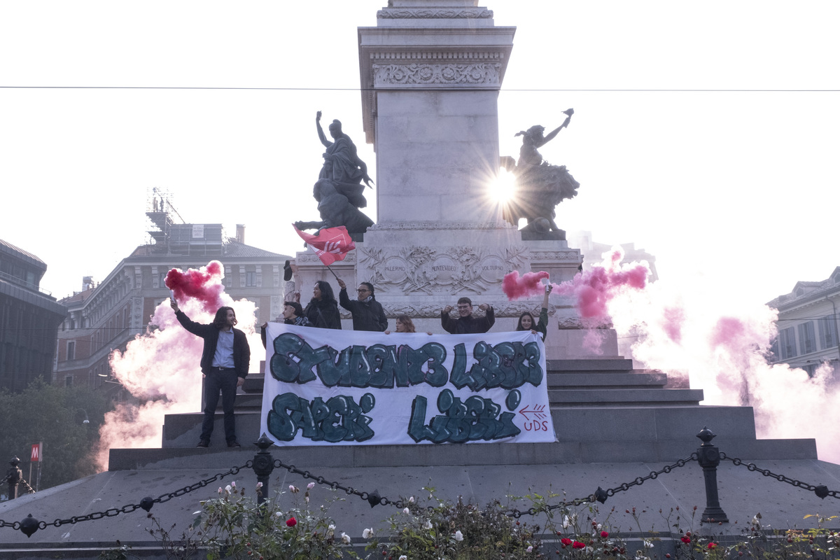 Scuola, No Meloni Day: protesta degli studenti in tutta Italia. 15 poliziotti feriti, a Torino bruciato fantoccio col volto di Valditara Scuola, No Meloni Day: protesta degli studenti in tutta Italia. 15 poliziotti feriti, a Torino bruciato fantoccio col volto di Valditara