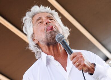 Beppe Grillo ormai disoccupato in politica, ma il suo sito internet fattura sempre di più. Ecco quanto guadagna il fondatore del M5s