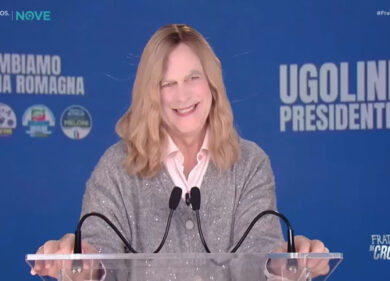 Crozza nei panni di Meloni nel dubbio amletico “Musk o Mattarella?” | VIDEO