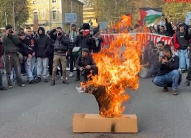 Proteste degli studenti a Torino, alta tensione con gli agenti: dato alle fiamme un fantoccio del ministro Valditara | Video