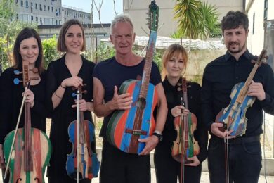 “Metamorfosi”: strumenti musicali dal legno delle barche dei migranti, la mostra a Milano