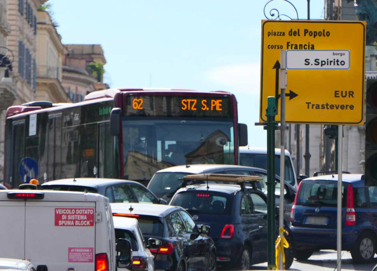 Roma per non “morire di traffico”, Gualtieri scrive ai dipendenti statali romani: “Potenziate lo smart working per la fine dell’anno” Roma per non “morire di traffico”, Gualtieri scrive ai dipendenti statali romani: “Potenziate lo smart working per la fine dell’anno”