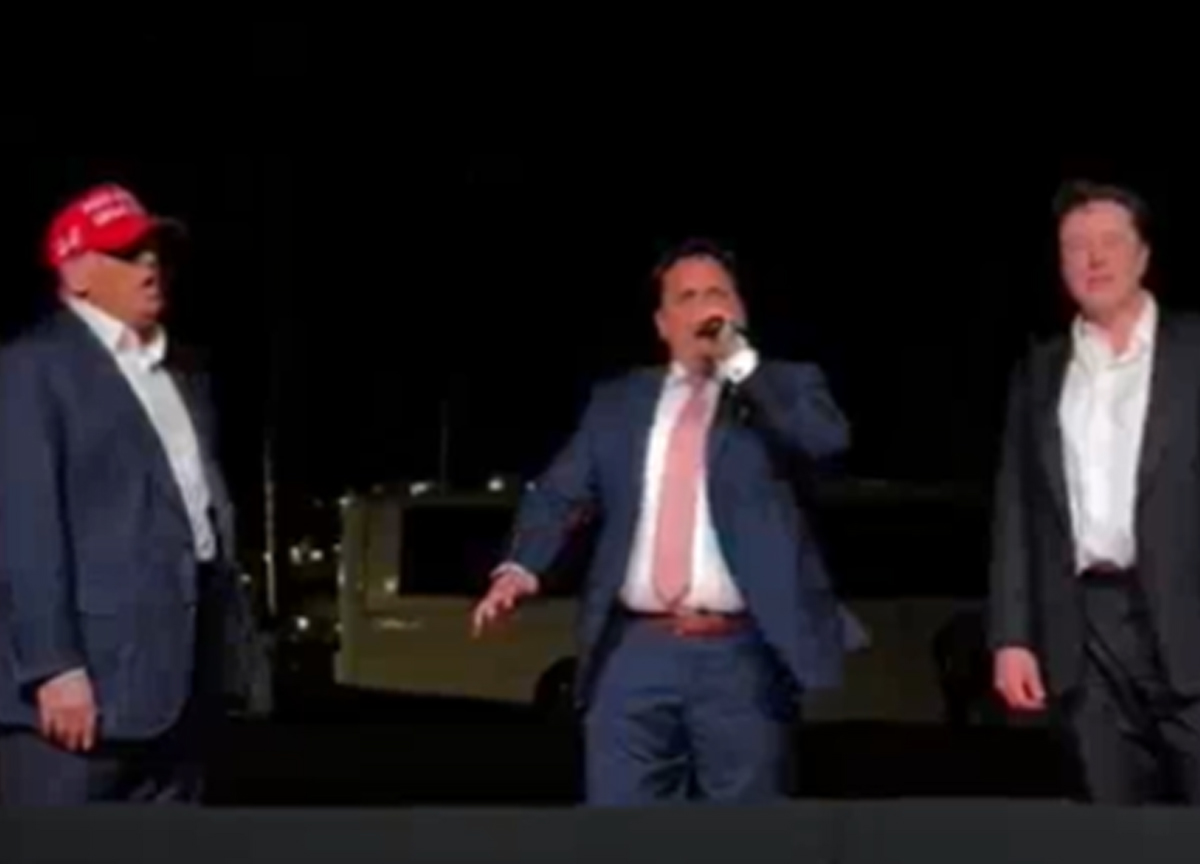 Trump-Musk, ennesimo show: cantano God Bless America con il tenore Chris Macchio| Video Trump-Musk, ennesimo show: cantano God Bless America con il tenore Chris Macchio| Video