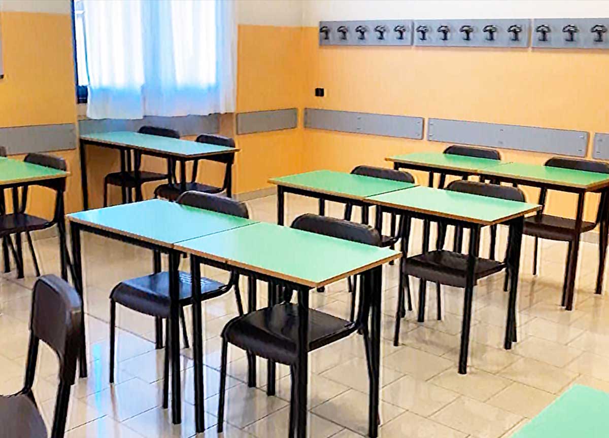 Napoli, genitori irrompono a scuola e aggrediscono insegnante di sostegno: trauma cranico e lesioni. Ferito anche il padre della donna Napoli, genitori irrompono a scuola e aggrediscono insegnante di sostegno: trauma cranico e lesioni. Ferito anche il padre della donna