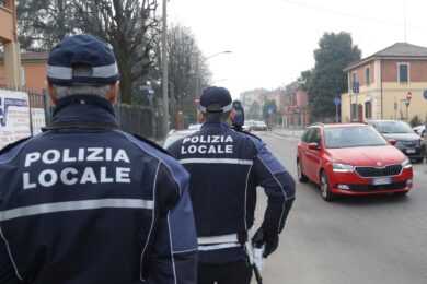 Multe stradali stangata: sosta vietata, semaforo rosso e cellulare… arrivano i rincari