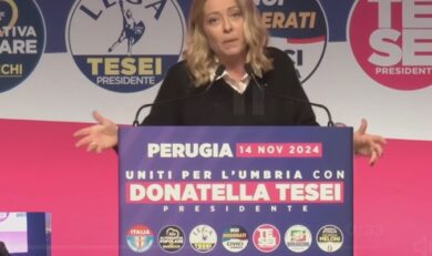 Meloni ironizza contro le femministe: “Assessora, capatrena, presidenta…. A me va bene il presidente” | Video