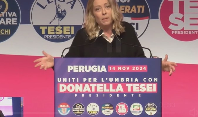 Meloni ironizza contro le femministe: “Assessora, capatrena, presidenta…. A me va bene il presidente” | Video Meloni ironizza contro le femministe: “Assessora, capatrena, presidenta…. A me va bene il presidente” | Video