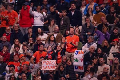 Atp Finals, a Torino scoppia già la Sinner-mania: boom di berretti arancioni per celebrare il campione