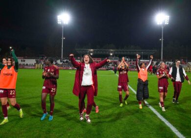 Il lato felice dell’As Roma: le ragazze in giallorosso vincono il derby contro la Lazio e negli spogliatoi esplode la festa