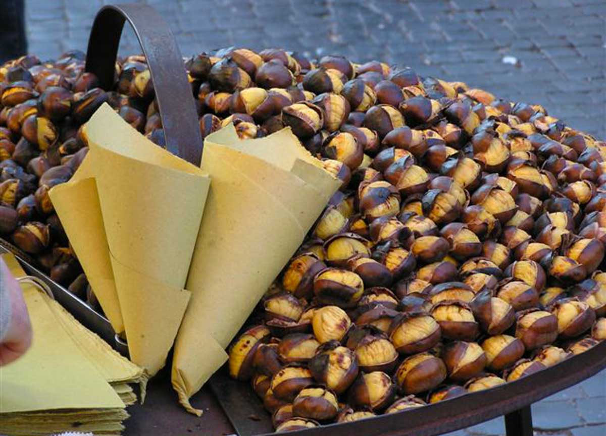 Alzo zero e fuoco sui caldarrostai, il Codacons all’ultima crociata: “Fanno puzza, sono irregolari, poco igienici e pericolosi” Alzo zero e fuoco sui caldarrostai, il Codacons all’ultima crociata: “Fanno puzza, sono irregolari, poco igienici e pericolosi”