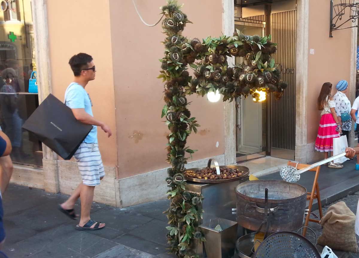Alzo zero e fuoco sui caldarrostai, il Codacons all’ultima crociata: “Fanno puzza, sono irregolari, poco igienici e pericolosi” Alzo zero e fuoco sui caldarrostai, il Codacons all’ultima crociata: “Fanno puzza, sono irregolari, poco igienici e pericolosi”