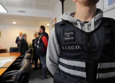 Benzina e gasolio sotto controllo della ‘ndrangheta, raffica di arresti: 7 in carcere, 12 ai domiciliari. Il trucco della frode tra società carosello