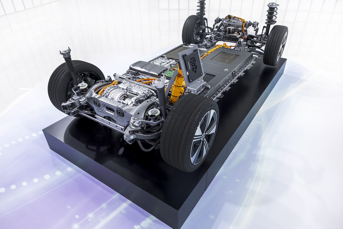 Mercedes-Benz: efficienza elettrica e ibrida per il futuro della mobilità