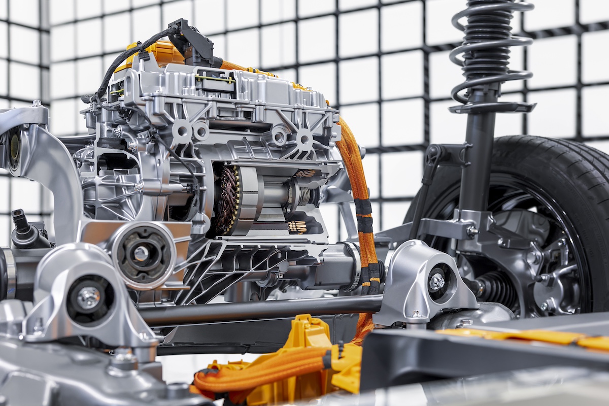Mercedes-Benz: efficienza elettrica e ibrida per il futuro della mobilità