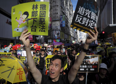 Hong Kong condanna 45 attivisti per sovversione: previsti fino a 10 anni di carcere. Ecco che cosa c’è dietro