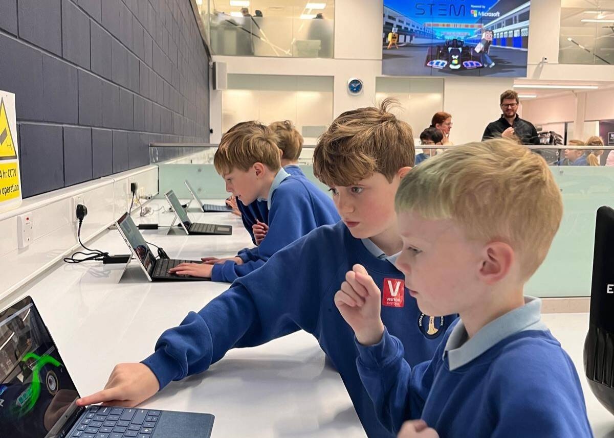 BWT Alpine F1 Team e Microsoft portano la Formula 1 su Minecraft Education per ispirare i giovani verso le carriere STEM BWT Alpine F1 Team e Microsoft portano la Formula 1 su Minecraft Education per ispirare i giovani verso le carriere STEM