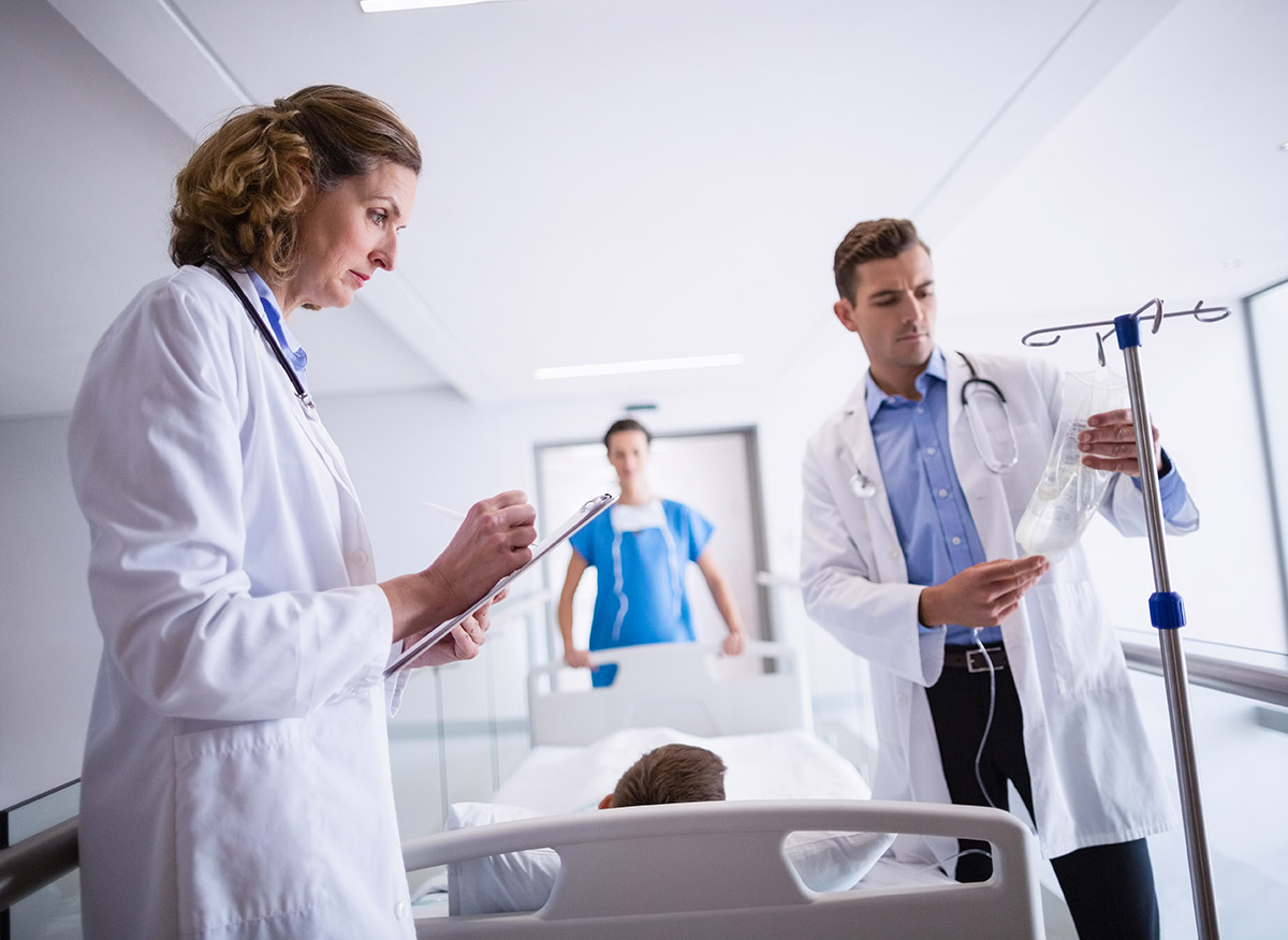 Medici, siamo i peggiori d’Europa: stipendi troppo bassi e uno su quattro ha più di 65 anni. E l’incubo infermieri… Medici, siamo i peggiori d’Europa: stipendi troppo bassi e uno su quattro ha più di 65 anni. E l’incubo infermieri…