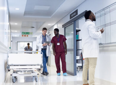 Medici, siamo i peggiori d’Europa: stipendi troppo bassi e uno su quattro ha più di 65 anni. E l’incubo infermieri…