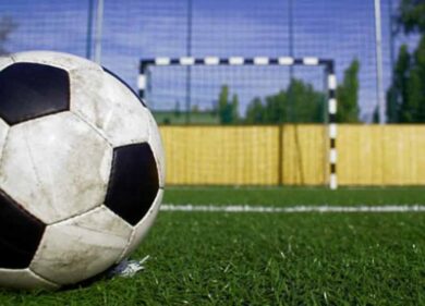Napoli, bimbo di 10 anni accoltella un altro ragazzino di 13 anni: “Non mi passava il pallone”. Ferito a una gamba