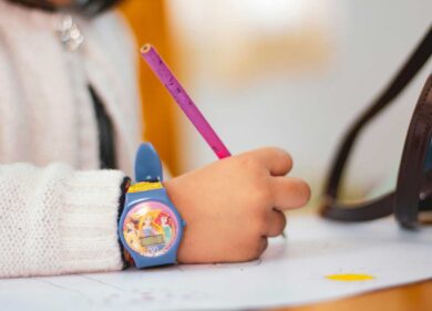 Scuola, cellulari in classe e tablet: la Danimarca controcorrente, in classe i bambini torneranno a scrivere con carta e penna