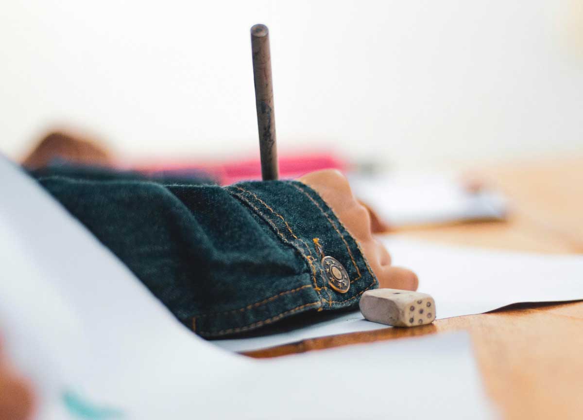 Scuola, cellulari in classe e tablet: la Danimarca controcorrente, in classe i bambini torneranno a scrivere con carta e penna Scuola, cellulari in classe e tablet: la Danimarca controcorrente, in classe i bambini torneranno a scrivere con carta e penna