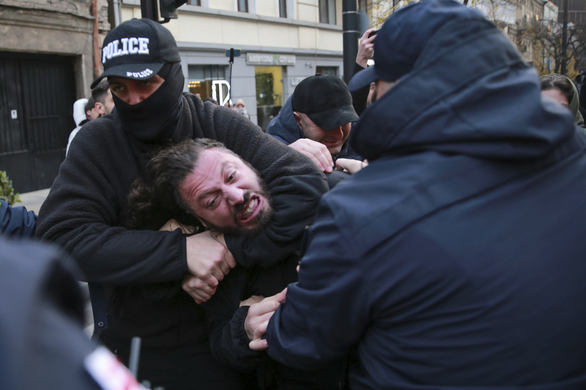 Georgia nel caos dopo l’esito delle elezioni “truccate”: la presidente chiede di annullare il voto