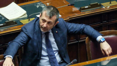 Chi è Andrea Delmastro, il sottosegretario dimissionario. Dal Capodanno di “fuoco” alla bisteccheria