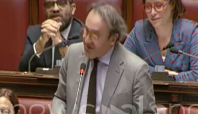 Bonelli show contro il Salva Milano, il deputato canta in Aula. Rampelli: “Per fortuna è intonato”. VIDEO