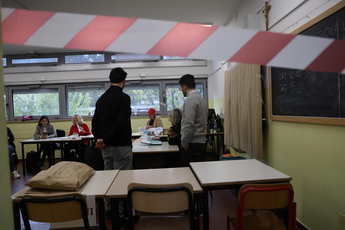 Galleria foto 'Nel ballottaggio di Anzio Rifondazione Comunista tifa per la destra (chat ed audio esclusivi)' - foto 1