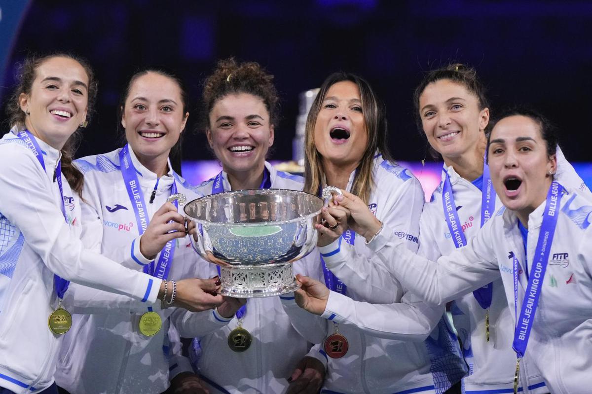 Bilie Jean King Cup, dopo Sinner alle ATP le ragazze si portano a casa la Coppa Davis donne: il trionfo del tennis garbato contro la cafonata calcistica Bilie Jean King Cup, dopo Sinner alle ATP le ragazze si portano a casa la Coppa Davis donne: il trionfo del tennis garbato contro la cafonata calcistica