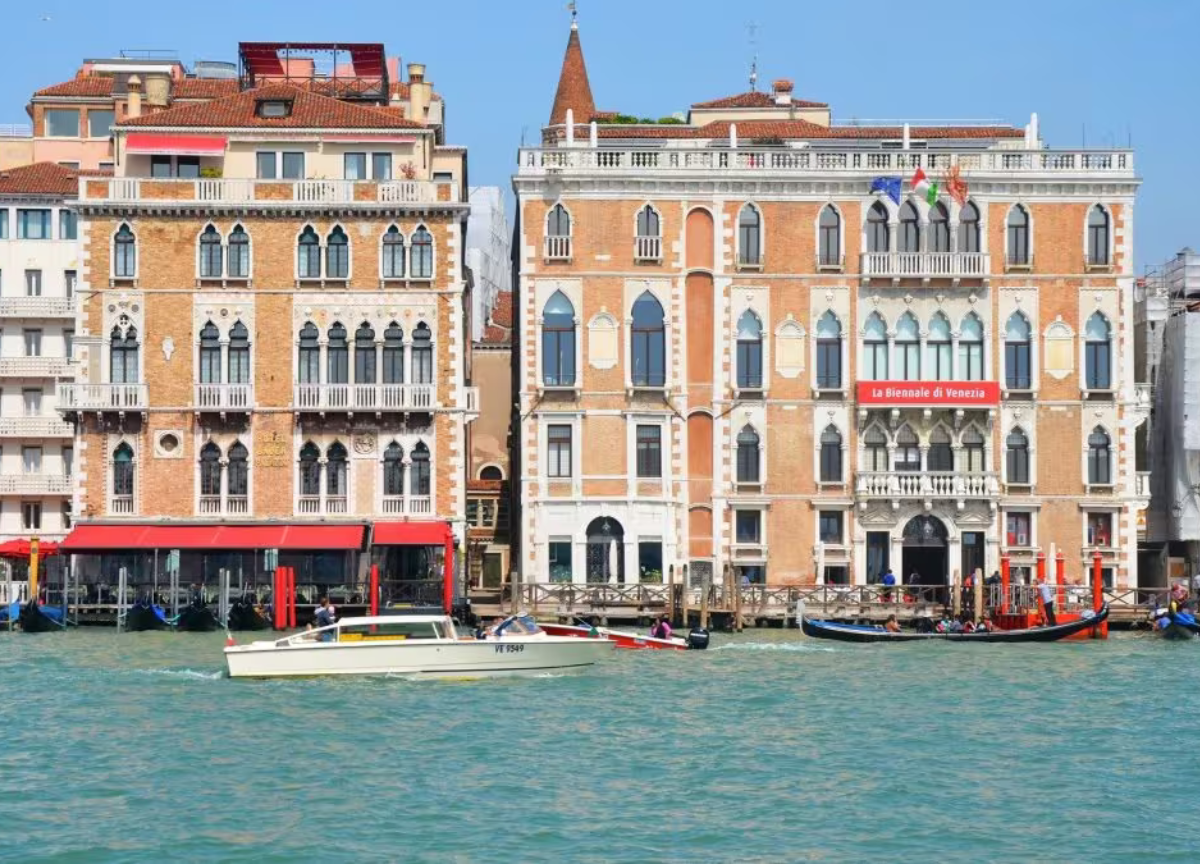 Hotel Bauer, un pezzo storico di Venezia passa di mano: venduto per 300 milioni di euro. Ecco chi è il nuovo ricchissimo proprietario Hotel Bauer, un pezzo storico di Venezia passa di mano: venduto per 300 milioni di euro. Ecco chi è il nuovo ricchissimo proprietario