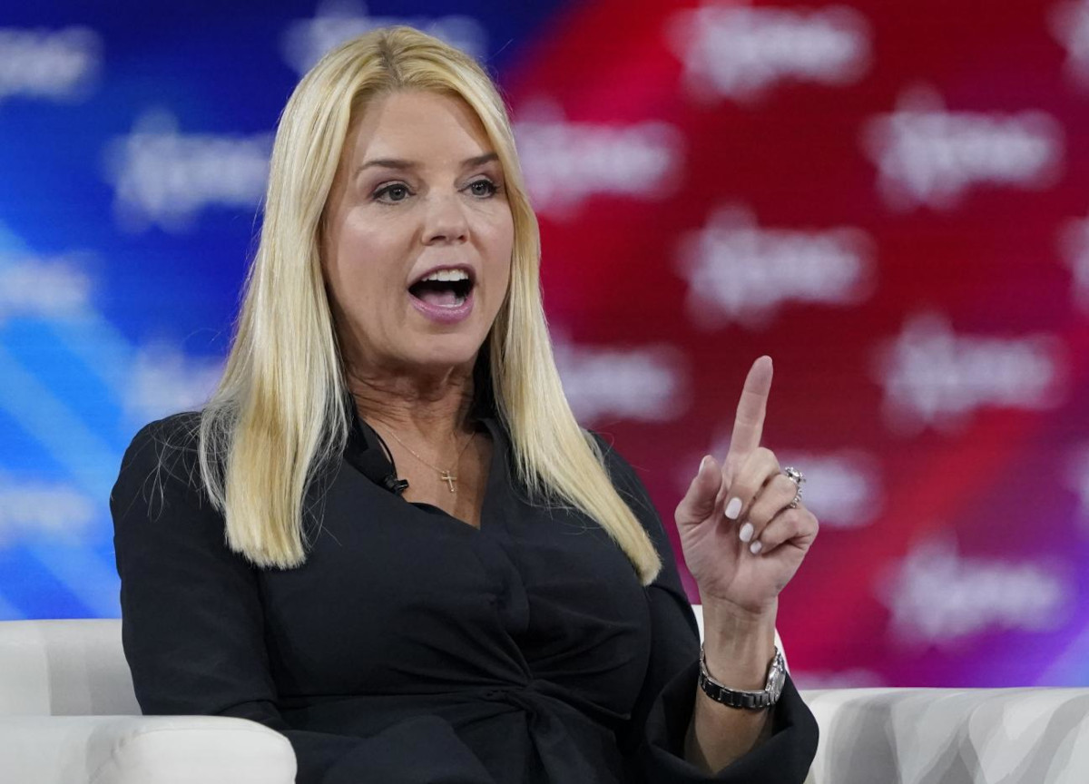Chi è Pam Bondi, la nuova ministra della Giustizia scelta da Trump. Quando gridava “arrestatela” a Hillary Clinton