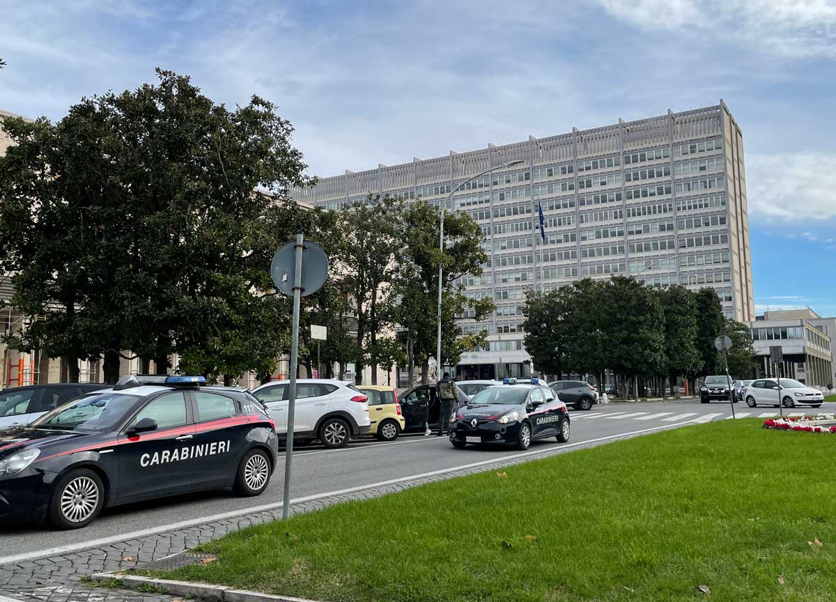Mazzette all’Ufficio del Condono dell’Eur: 6 misure cautelari per dipendenti e tecnici esterni. Su un foglio il numero della pratica e il denaro ricevuto Mazzette all’Ufficio del Condono dell’Eur: 6 misure cautelari per dipendenti e tecnici esterni. Su un foglio il numero della pratica e il denaro ricevuto
