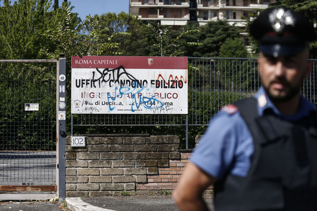 Mazzette all’Ufficio del Condono dell’Eur: 6 misure cautelari per dipendenti e tecnici esterni. Su un foglio il numero della pratica e il denaro ricevuto Mazzette all’Ufficio del Condono dell’Eur: 6 misure cautelari per dipendenti e tecnici esterni. Su un foglio il numero della pratica e il denaro ricevuto