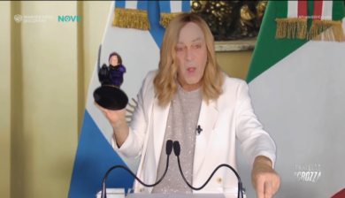 Crozza nei panni di Giorgia Meloni commenta il grande feeling con Javier Milei | VIDEO