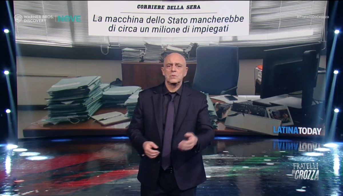 Maurizio Crozza sui dipendenti pubblici: “Come Orsi marsicani, sempre meno e non si riproducono più” | VIDEO Maurizio Crozza sui dipendenti pubblici: “Come Orsi marsicani, sempre meno e non si riproducono più” | VIDEO