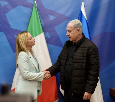 Netanyahu e il mandato di arresto della CPI. Meloni e il Cdx con Israele (ma con diverse sfumature), il Pd si spacca, contro Tel Aviv M5S e AVS. La mappa delle posizioni in Italia