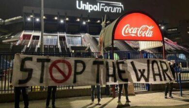 Milano, “stop the war”: la protesta degli ultras dell’Olimpia durante la gara contro il Maccabi