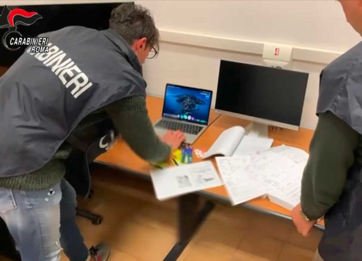 Mazzette all’Ufficio del Condono dell’Eur: 6 misure cautelari per dipendenti e tecnici esterni. Su un foglio il numero della pratica e il denaro ricevuto Mazzette all’Ufficio del Condono dell’Eur: 6 misure cautelari per dipendenti e tecnici esterni. Su un foglio il numero della pratica e il denaro ricevuto