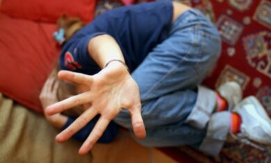 Abusi sulle due figlie minorenni, un arresto nel messinese