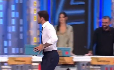Affari tuoi, Stefano De Martino su tutte le furie: “Me ne vado”. E lancia un pacco fuori dallo studio