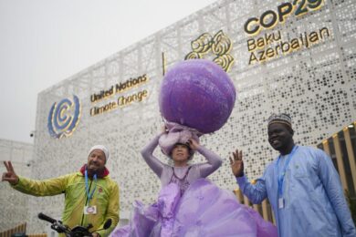 “Questa offerta è una barzelletta”. Scontro alla Cop29, i Paesi in via di sviluppo rifiutano i 300 miliardi di dollari l’anno: vogliono di più
